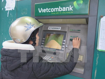 Khách hàng rút tiền tại ATM Vietcombank.